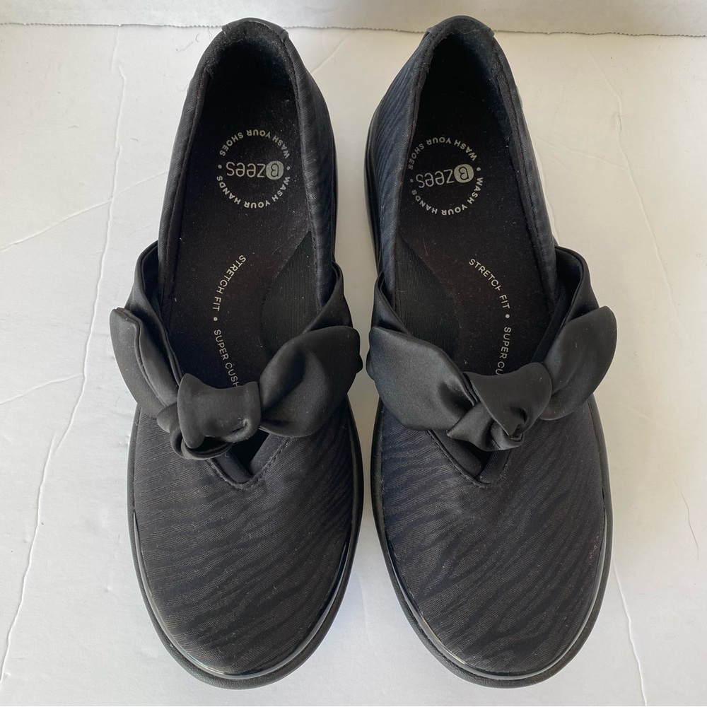 Bzees Playful slip-on loafers in black fabric with Bow - Sz 7W